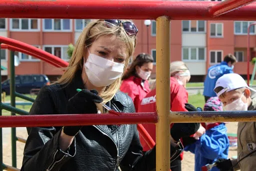 Гомельские волонтеры и молодые семьи благоустроят детские площадки в рамках проекта «#Разам з бацькамi»
